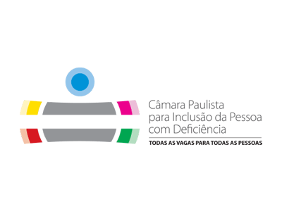 O desenho com formas geométricas lembra uma pessoa com braços e pernas abertas. Acima, dois círculos azuis sobrepostos – o de dentro mais escuro que o de fora – formam a cabeça. Logo abaixo duas barras horizontais coloridas compõem braços e pernas. O centro dessas barras é cinza, formando o tronco. Braços, pernas, mãos e pés têm diversas cores, como amarelo, rosa, vermelho e verde em tons claros e escuros. Ao lado deste símbolo estão os dizeres: Câmara Paulista para Inclusão da Pessoa com Deficiência. Todas as vagas para todas as pessoas.