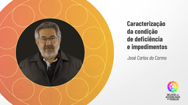 José Carlos do Carmo tem a pele morena, barba e cabelos grisalhos penteados para trás. Os olhos são pequenos, o nariz grande e as sobrancelhas, grossas. Usa óculos de armação quadrada. Veste jaqueta preta sobre camisa pólo também preta, porém num tom ainda mais escuro. 
Sua foto está envolta pela mandala em tons de laranja e vermelho. Ao lado, sobre fundo cinza, o título:: Caracterização da condição de deficiência e impedimentos. José Carlos do Carmo.
